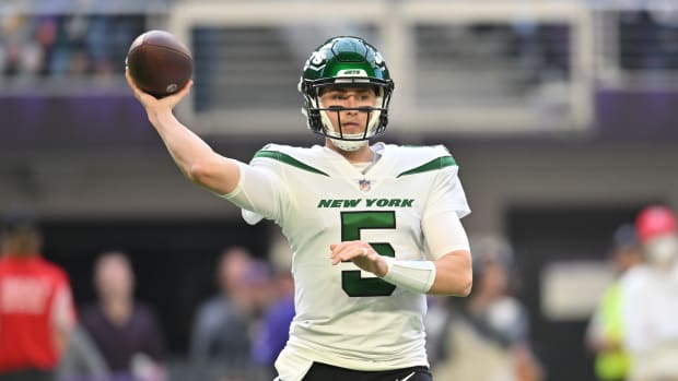 New York Jets QB Mike White throws pass against Minnesota Vikings